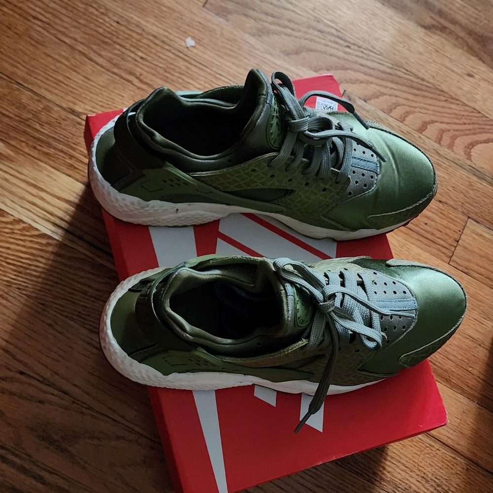 Nike Women's Green Sneakers